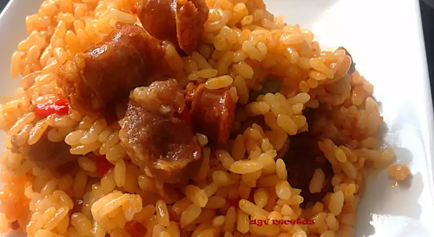 Arroz a la zamorana, un plato reconfortante con arroz, trozos de chorizo y pimientos rojos.