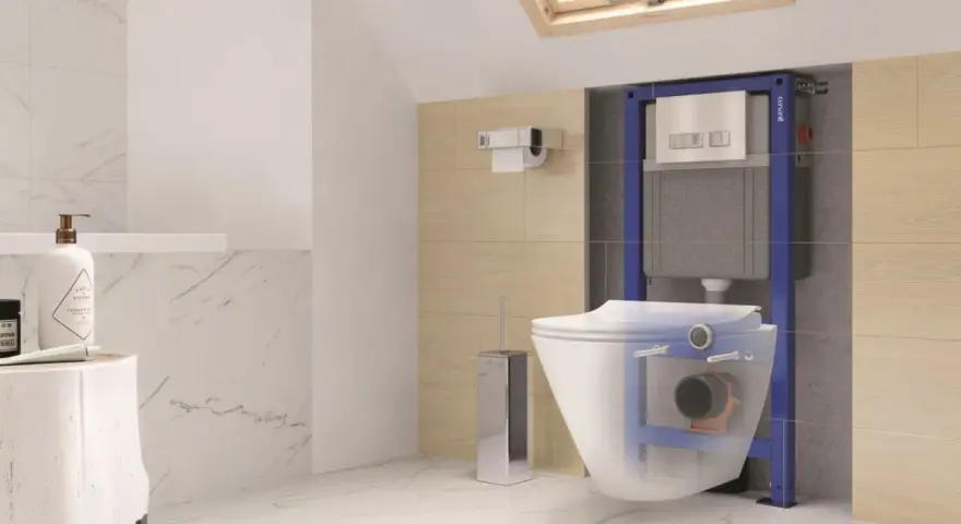 Widok przekroju nowoczesnej łazienki z podwieszanym WC i widocznym mechanizmem spłuczki. Widać odpływ WC w podłodze.