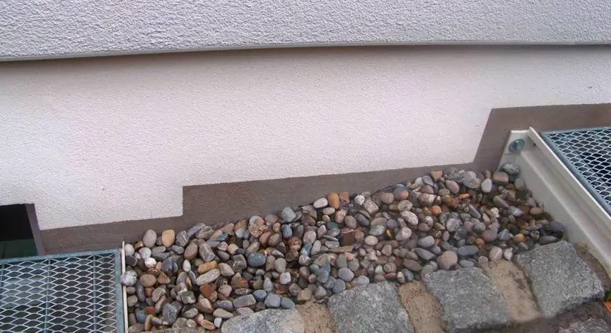 Kiesbett vor einer Hauswand, geschützt durch PCI Barraseal Turbo.