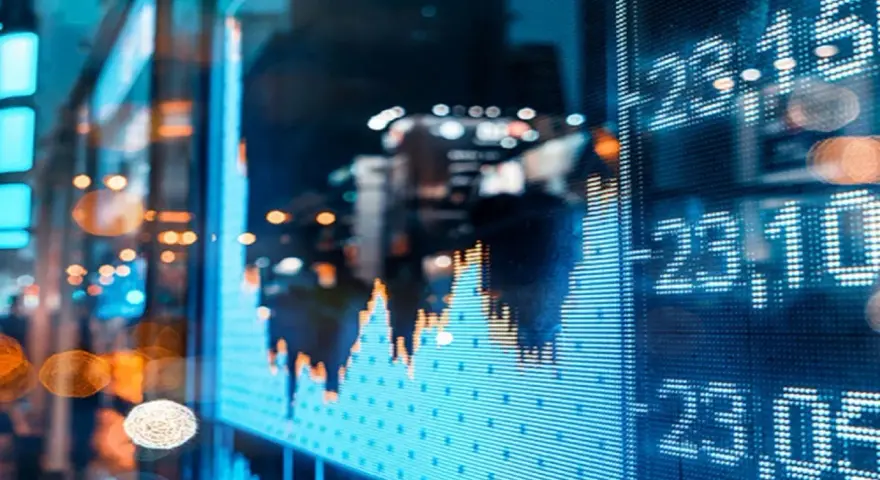 Wykresy i liczby na ekranie pokazują, co to jest trading – kupno i sprzedaż aktywów finansowych.