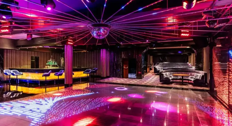 Nowoczesny klub z podświetlaną podłogą i barem, idealny na sylwester w Hotelu Gołębiewski.