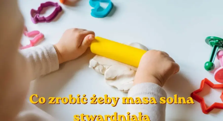 Dziecko wałkuje masę solną żółtym wałkiem. Wokół foremki do ciastek. Jak sprawić, by masa solna stwardniała?