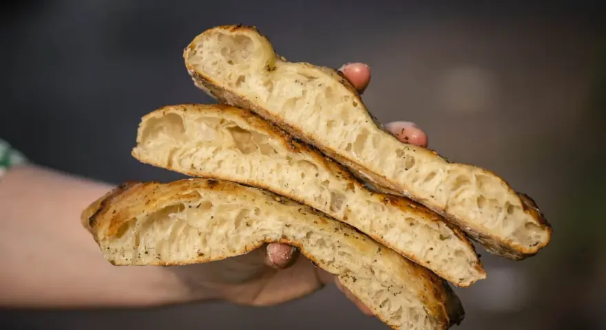 Jak rozmrozić ciasto na pizzę? Bezpieczne metody i porady eksperta