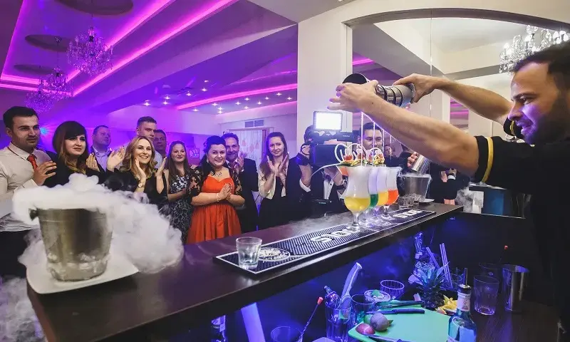Barman na wesele: Ile kosztuje i jak zmaksymalizować zarobki?