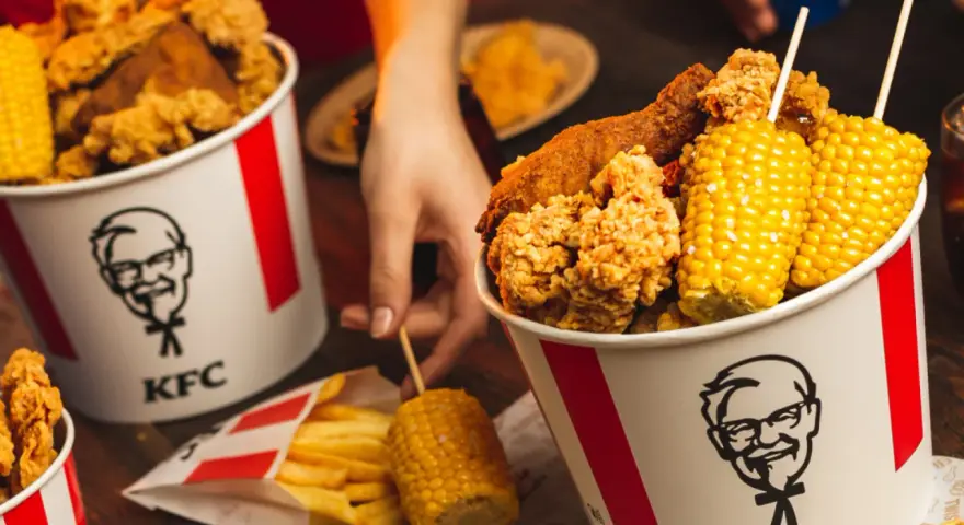 Kosz z kurczakiem KFC, frytki i kolby kukurydzy. Zastanawiasz się nad frytki KFC kcal?
