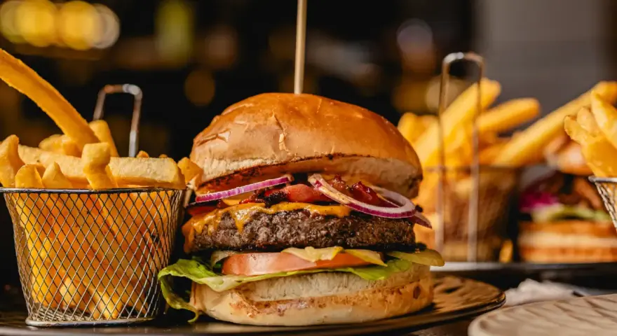 Jak zrobić idealnego burgera? Sekrety mistrza w Twojej kuchni