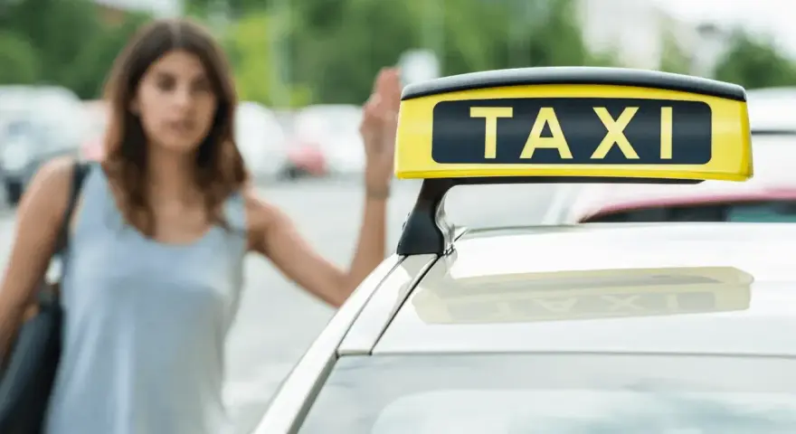 Frau winkt einem Taxi für eine kurze Strecke.