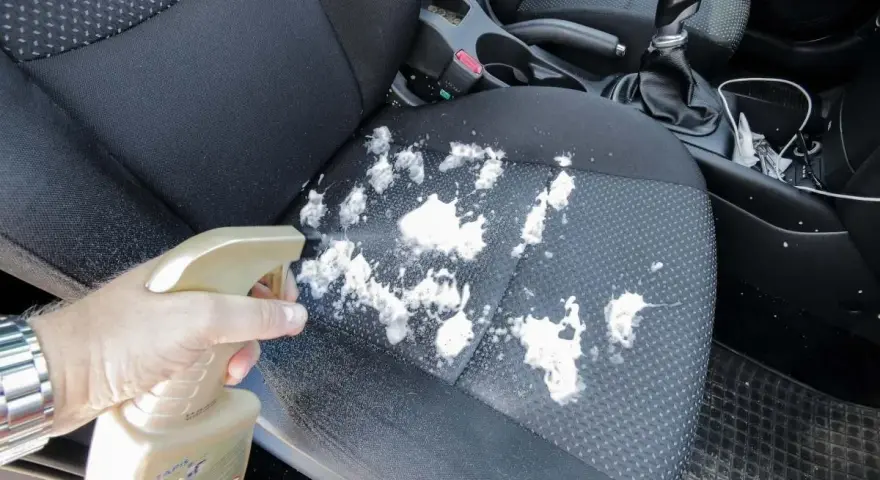 Jak skutecznie wyczyścić tapicerkę w aucie? Poradnik DIY