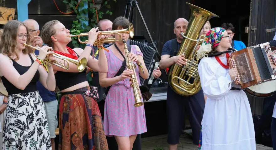 Zespół gra na instrumentach dętych i akordeonie. Góralska muzyka nowoczesną brzmi wesoło, tworząc radosną atmosferę.
