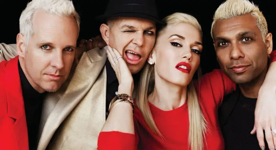 Les membres de No Doubt posent ensemble, Gwen Stefani au centre, avec un clin d'œil espiègle d'un autre membre.