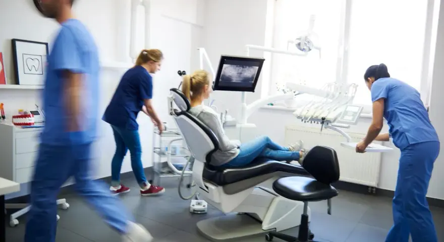 Czym się różni dentysta od ortodonty i kiedy ich potrzebujesz?