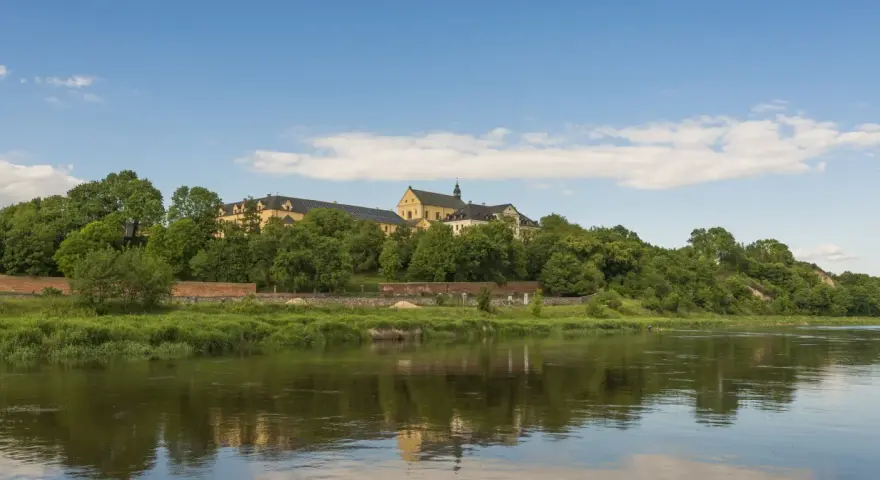 Malowniczy widok na rzekę i wzgórze z zabudowaniami klasztornymi. Drohiczyn atrakcje zachwycają o każdej porze roku.