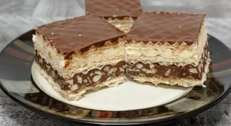 Czekoladowe wafle z kremem i orzechami, pyszna przekąska, która może kusić, ale warto sprawdzić knoppers kcal.