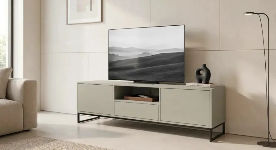 Nowoczesna nadstawka rtv z telewizorem i dekoracjami, tworząca stylową przestrzeń w salonie.