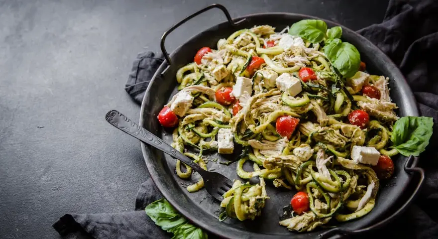 Zucchinipasta med kyckling, tomater och fetaost. Ett perfekt protein recept för en lätt och god måltid.