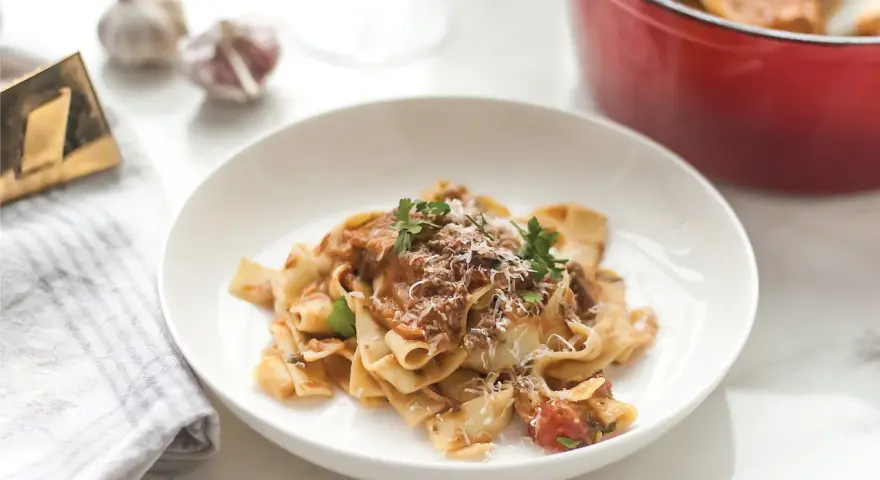 Tagliatelle z grzybami przepis. Pyszny makaron z bogatym sosem grzybowym, posypany parmezanem i świeżą natką pietruszki.