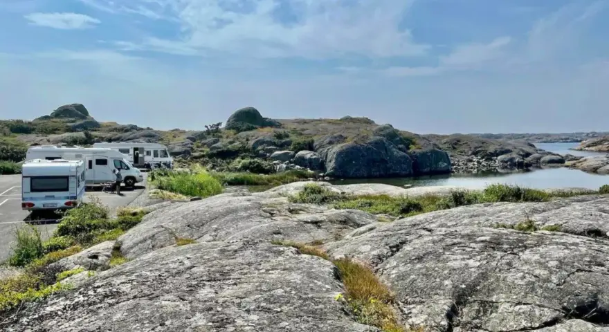 Husbilscamping vid en klippig kust, en perfekt plats för en **turista i Skåne** som söker lugn och natur.
