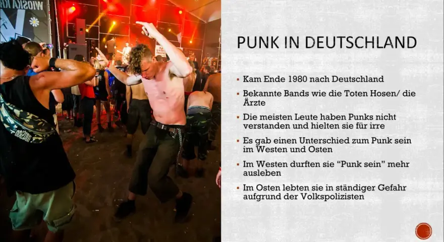 Junge Männer tanzen ausgelassen zu Punk-Songs auf einem Festival. Die Szene zeigt die Energie und Rebellion der Punk-Bewegung in Deutschland.