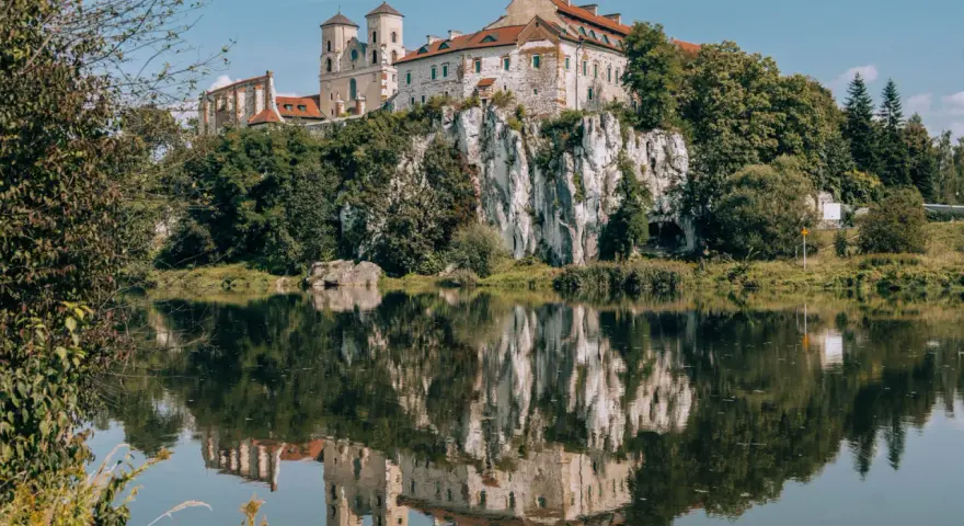 Opactwo Benedyktynów w Tyńcu, malowniczo położone na skale nad Wisłą, odbija się w spokojnej tafli rzeki. Tyniec Kraków.