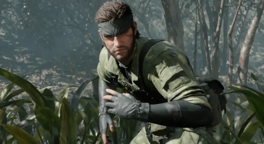 Snake, en su misión de **guía Metal Gear Solid Delta**, se agazapa en la jungla, listo para la acción.