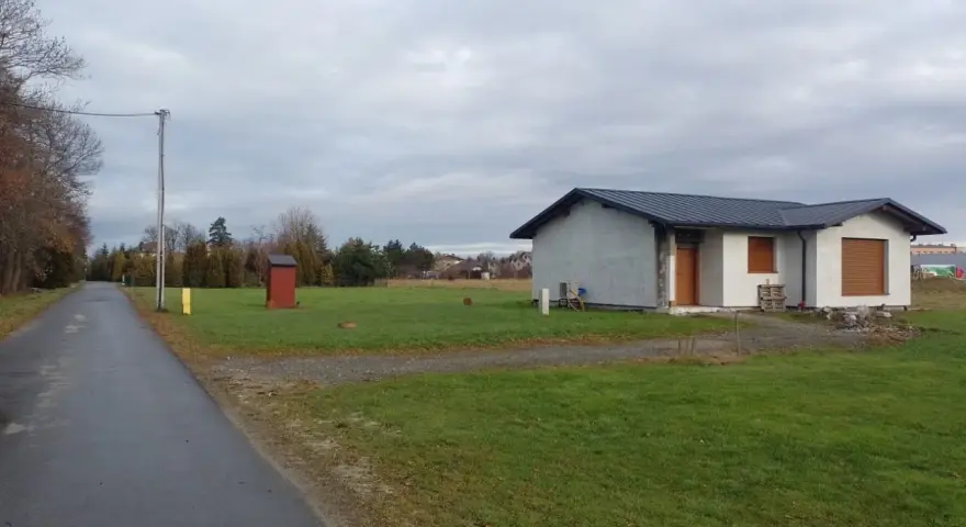 Dom w budowie, szary tynk, ciemny dach. Zastanawiasz się, ile trwa budowa domu 100m2?
