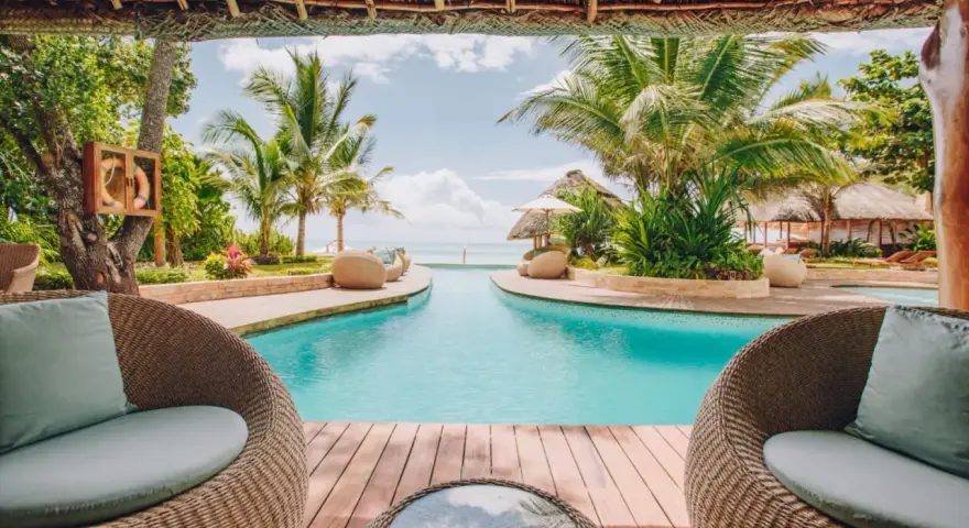 Relaks przy basenie z widokiem na ocean. Idealne miejsce, by zastanowić się, gdzie na Zanzibar.