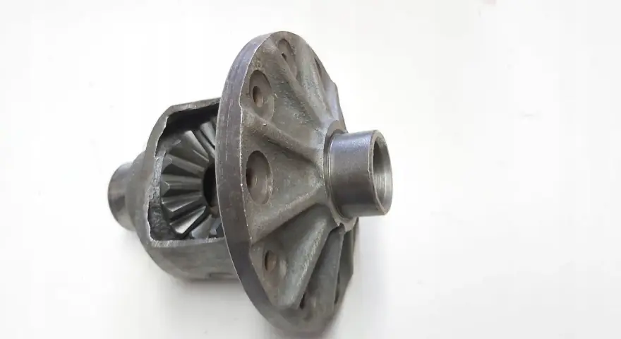 Metalowa obudowa z zębatkami, czyli mechanizm różnicowy inaczej.