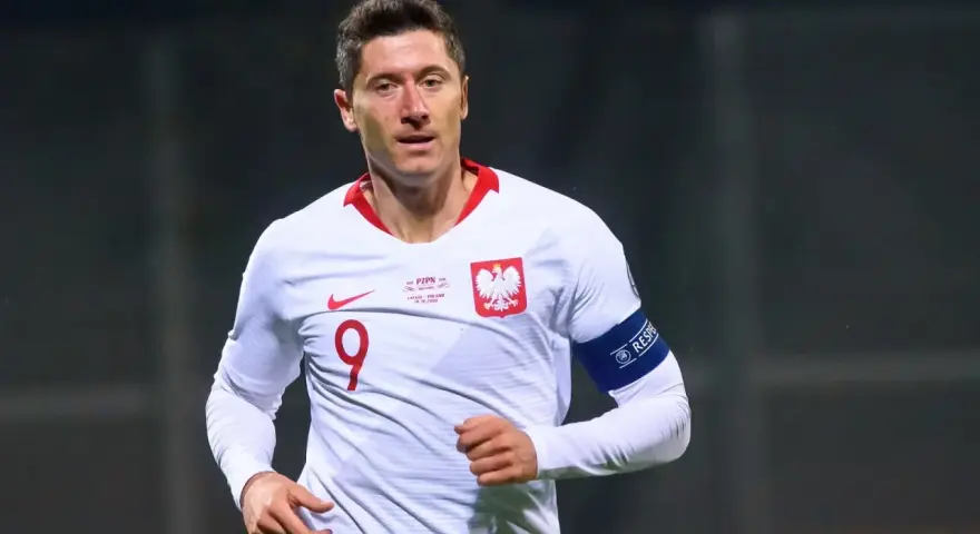 Piłkarz reprezentacji Polski Robert Lewandowski w białej koszulce z numerem 9.