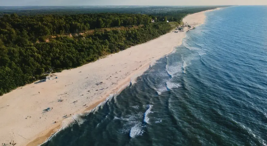 Jastrzębia Góra atrakcje: szeroka plaża, las na klifie i Bałtyk. Idealne miejsce na wypoczynek.