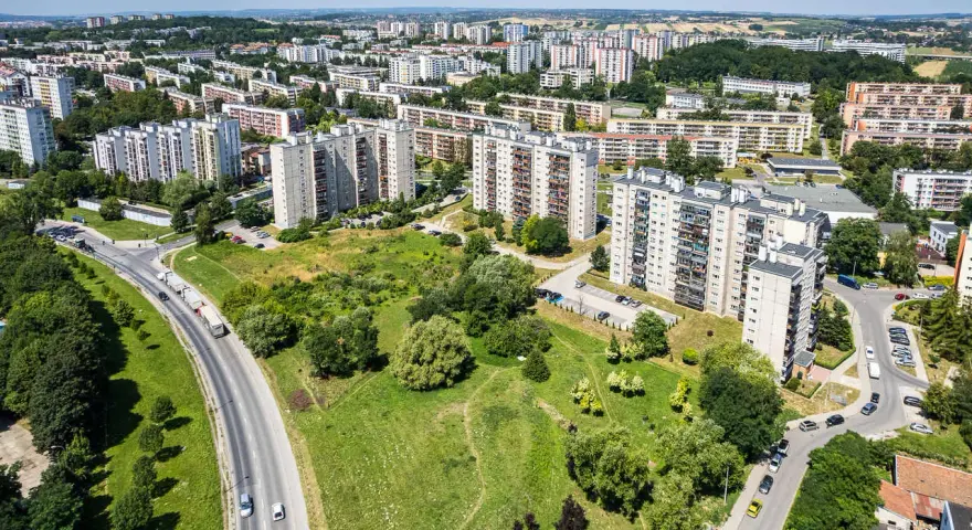 Jak dojechać do osiedla Tysiąclecia w Krakowie – proste trasy i porady