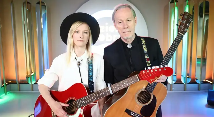 Agata Karczewska, jak "dark horse", z gitarą w dłoni, obok partnera muzycznego.