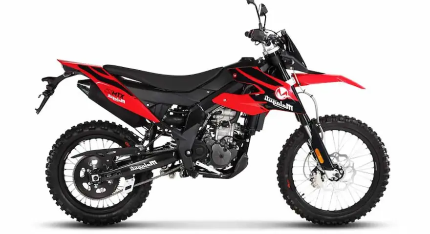 Moto roja y negra, estilo supermotard, ideal para explorar diferentes tipos de motos 125.