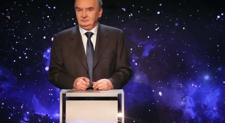 Mężczyzna w garniturze stoi na tle kosmicznego nieba. Czy jest on jeden z dziesięciu o której?