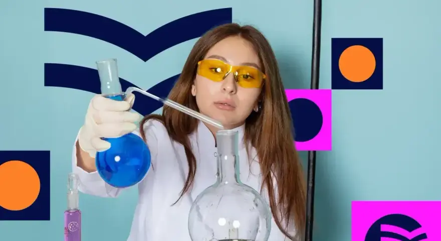 Dziewczyna w okularach ochronnych i białym fartuchu miesza płyny w probówkach. Zastanawia się, co po biol chemie.