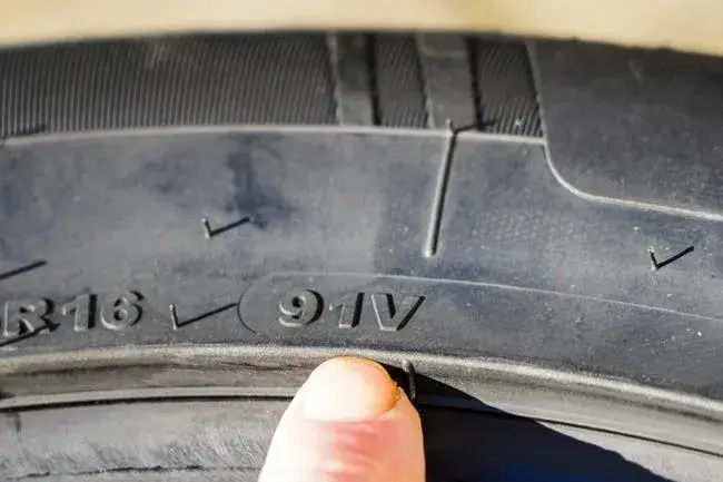 ZR na oponie: Dekodujemy symbol prędkości. Czy to dla Ciebie?