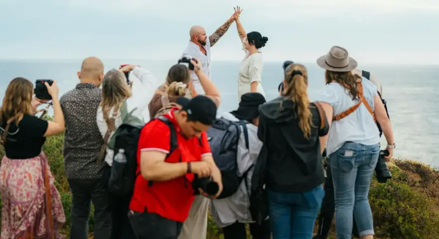 Para młoda tańczy na klifie, a wokół niej grupa fotografów dokumentuje ten wyjątkowy moment, jakby to była piosenka na oczepiny.