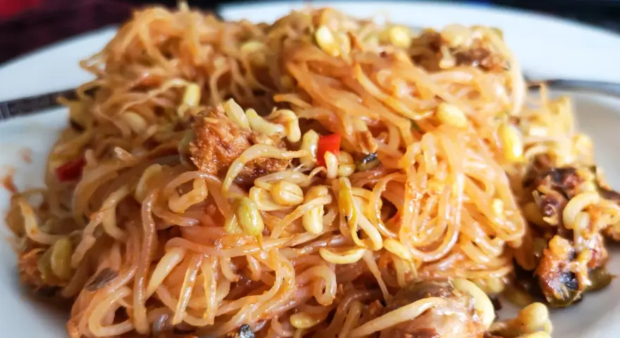 Pyszny makaron konjac z kiełkami fasoli mung i chili. Niskokaloryczna uczta!
