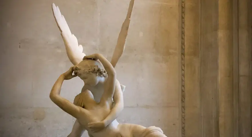 Sculpture de marbre représentant Psyché ranimée par l'amour, un baiser passionné qui redonne vie.