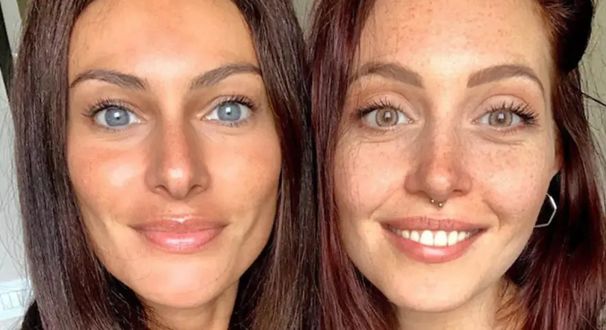 Due volti vicini, uno con occhi azzurri e pelle abbronzata, l'altro con occhi nocciola e lentiggini. I colori autunno armocromia esaltano la loro bellezza naturale.