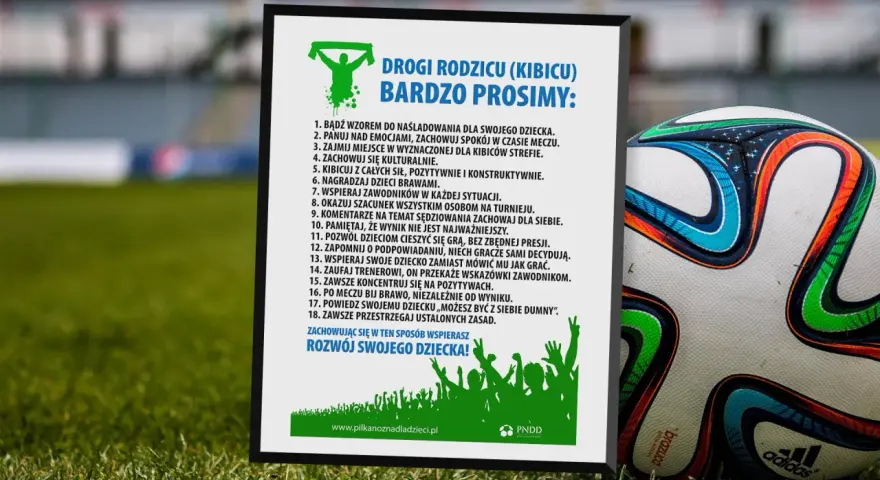 Piłka nożna to emocje! Plakat "Drogi Rodzicu (Kibicu) bardzo prosimy" przypomina, czy znasz zasady gry w piłkę nożną i jak wspierać dziecko.