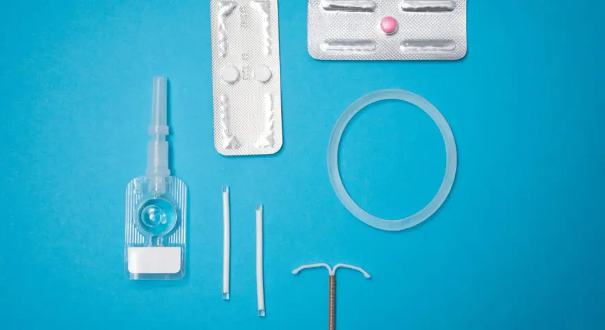 Różne metody antykoncepcji: tabletki, wkładka, pierścień, implant. Jak wpływają na antykoncepcja a libido?