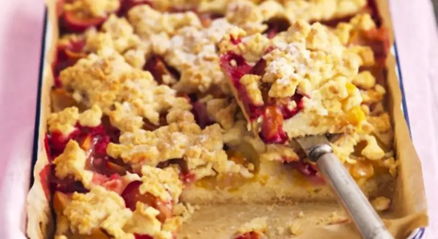 Ein saftiger Pflaumen-Streuselkuchen, perfekt für das prasselkuchen rezept. Die goldbraunen Streusel bedecken die fruchtige Füllung.