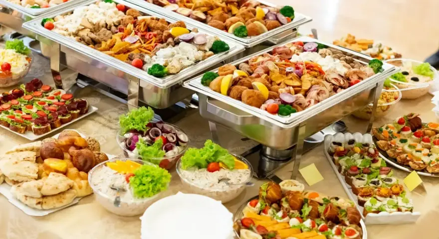 Catering w domu: Jak zacząć od zera i zdobyć pierwszych klientów?