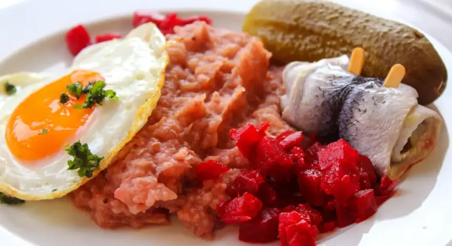 Herzhaftes Gericht mit Rührei, Bohnenmus, Rollmops, Gewürzgurke und Rote Bete. Perfekt für Hirschhornwegerich Rezepte.