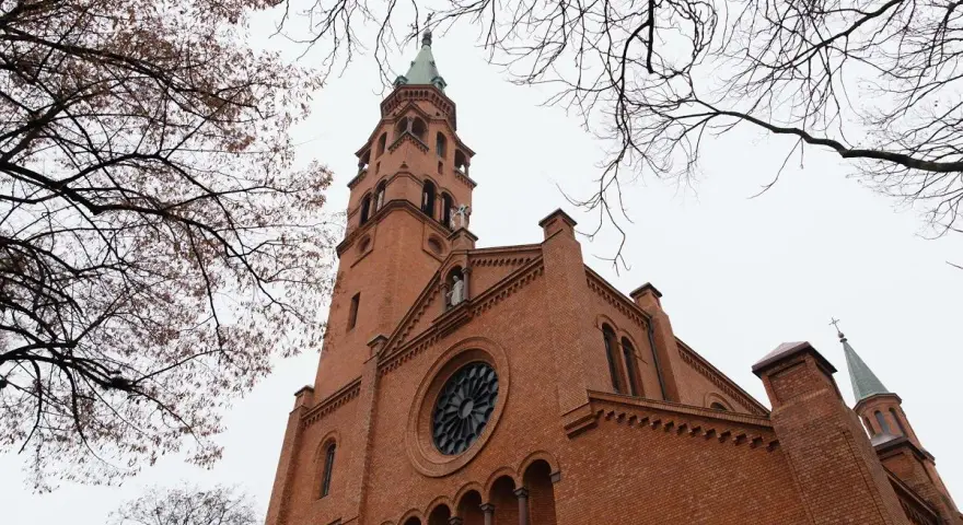 Kościół: Budynek, wspólnota czy instytucja? Poznaj 3 znaczenia