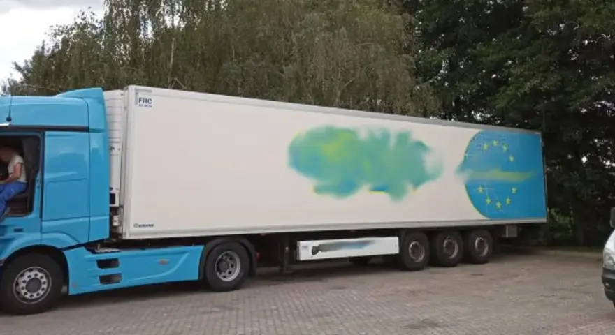 Niebieska ciężarówka z naczepą, na której widnieje symbol UE. Obok stoi biały bus inspekcji transportu drogowego. Certyfikat ATP potwierdza gotowość do przewozu.