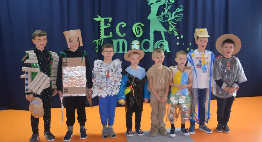 Strój z recyklingu dla chłopca: Eko zabawa i efekt WOW!