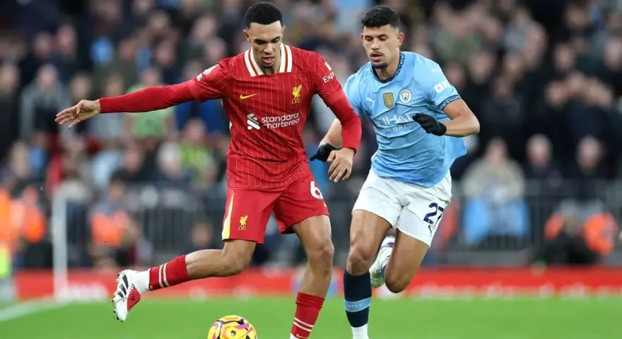 Jugadores del Liverpool y Manchester City en acción. Las alineaciones de Manchester City contra Liverpool FC se definen en el campo.