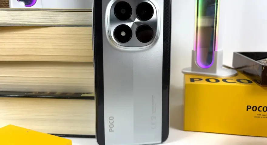Srebrny POCO z czterema aparatami. Dowiedz się, jak wyłączyć reklamy w Xiaomi, by cieszyć się czystym interfejsem.