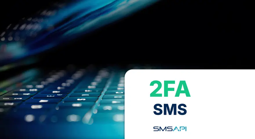 Klawiatura laptopa w niebieskim świetle. Obok tekst: 2FA SMS, SMSAPI. Dowiedz się, 2fa co to jest i jak chroni Twoje dane.